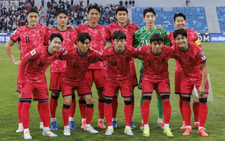 2026 북중미 월드컵 아시아 3차 예선에서 팔레스타인과 경기하기 전에 기념촬영하는 축구대표팀. 암만 연합뉴스