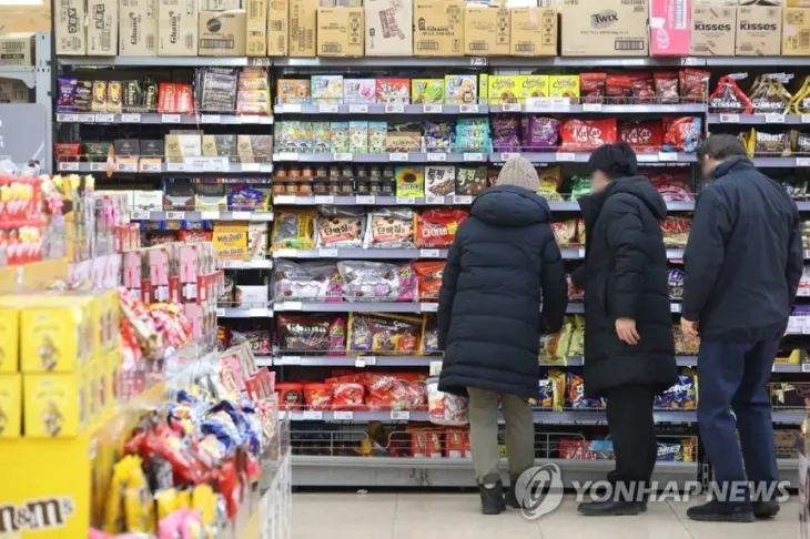 대형마트 초콜릿 판매대. 연합뉴스 자료 사진