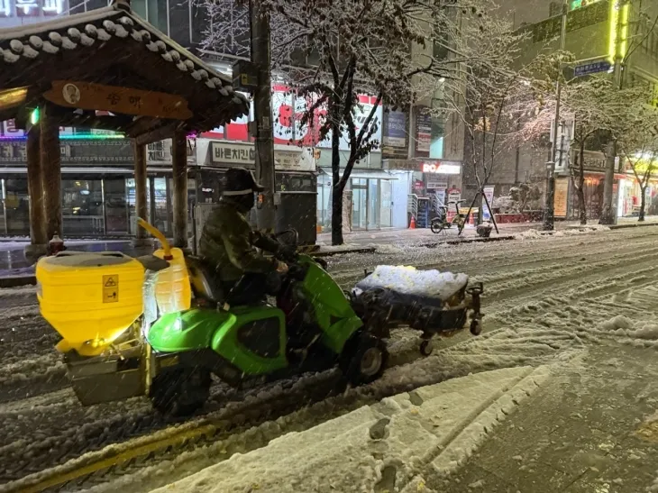 서울 종로구 관계자가 눈 쌓인 도로에서 제설 작업을 하고 있다. 종로구 제공