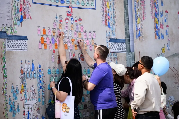 지난 10월 수원화성문화제를 방문한 외국인들이 시민도화서를 채색하고 있다. (수원시 제공)