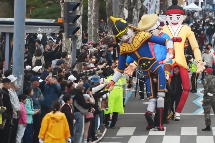 지난 10월 정조대왕 능행차 공동재현 퍼레이드에서 시민과 외국인 등 관람객들이 행렬과 인사를 하고 있다. (수원시 제공)