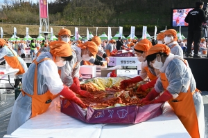 울산서 ‘국민통합 김장’… 김장 김치 80t 소외계층에 전달