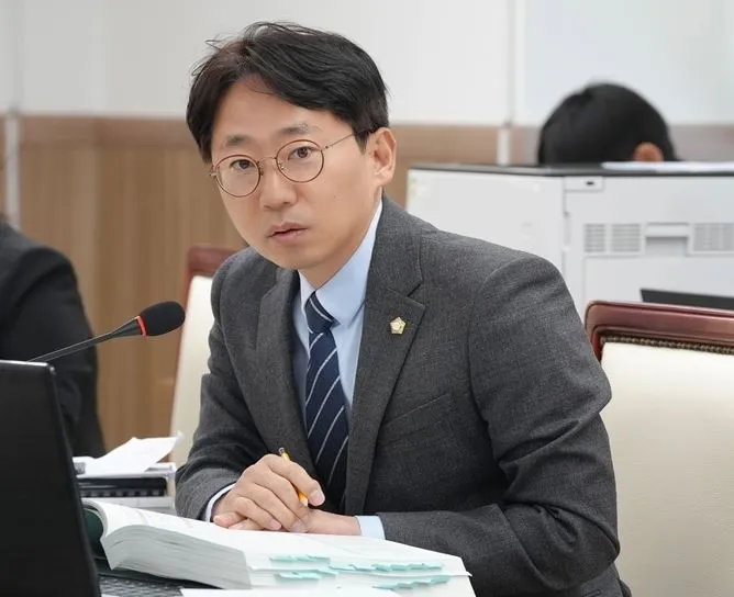 하남시의회 오승철 의원이 하남시의회 제336회 제5차 정례회 도시건설위원회 행정사무감사에서 K-스타월드 사업 추진 관련 문제점 등에 대해 질의하고 있다. 오승철 의원실 제공