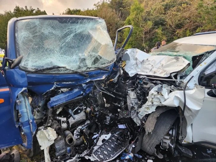 3일 오후 3시 58분쯤 제주 서귀포시 남원읍 서성로 입구 교차로 인근 도로에서 1t 트럭과 관광객이 탄 카니발이 충돌했다. 이 사고로 카니발에 탑승한 4명이 숨지는 등 8명의 사상자가 발생했다. 2024.12.3 제주소방안전본부 제공