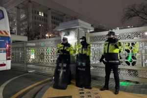 법조계 “비상계엄 상황인지 의문…국회 소집 막는 초헌법적 조치 뒤따를 우려”