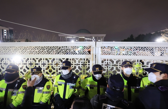 계엄군, 국회 경내 진입…한동훈 “軍, 반헌법적 계엄 부역 절대 안 돼”