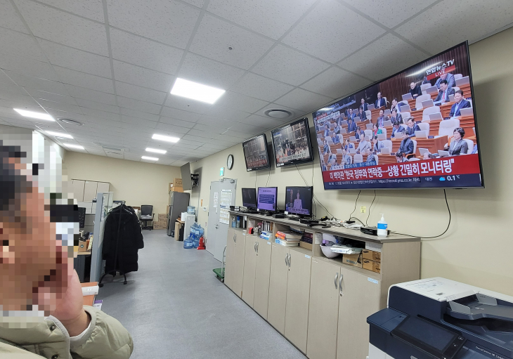 3일 밤 윤석열 대통령이 비상 계엄을 선포한 이후 자정 무렵 행정안전부 대변인실 직원들이 비상출근해 모니터링 TV 보도를 보고 있다.   세종 강주리 기자