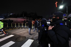 ‘파업 전공의 복귀’ 계엄 포고령에 의료계 “파업 전공의가 어딨나” 반박