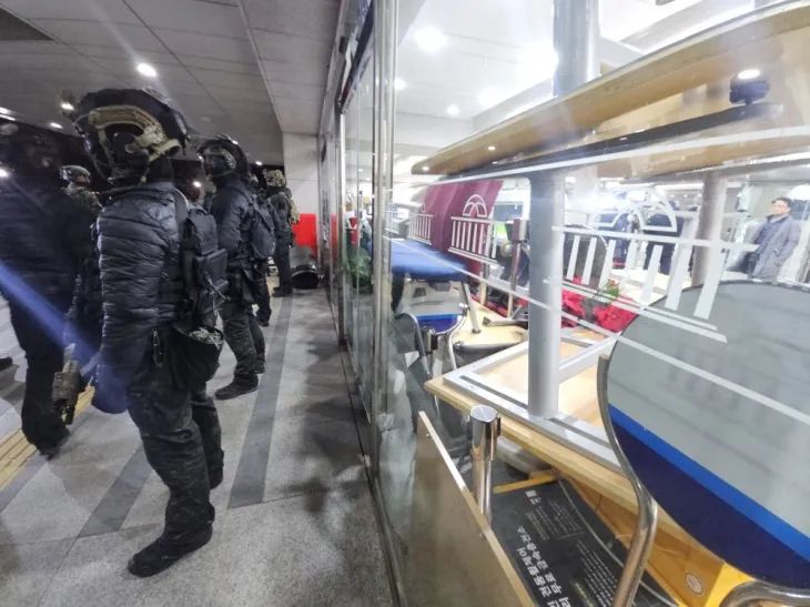 국회 출입 통제하는 계엄군