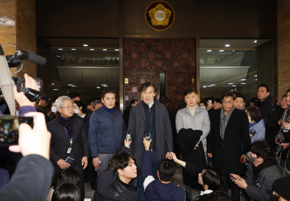 [속보] 조국 “비상계엄령 자체가 범죄이며 군사 반란”