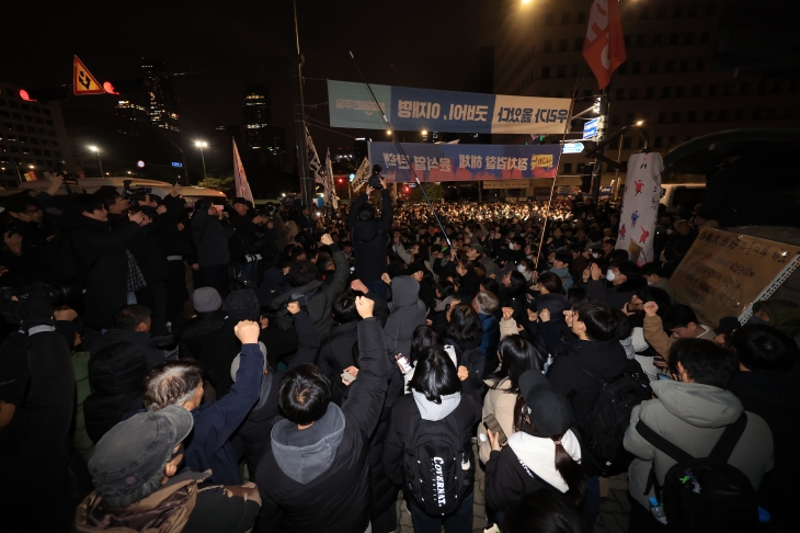 계엄령 해제 구호 외치는 시민들