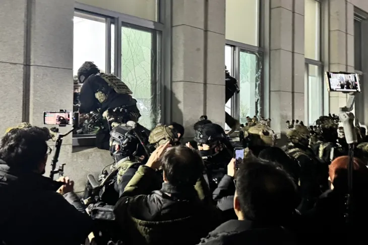 국회 창문 깨고 진입하는 ‘계엄군’