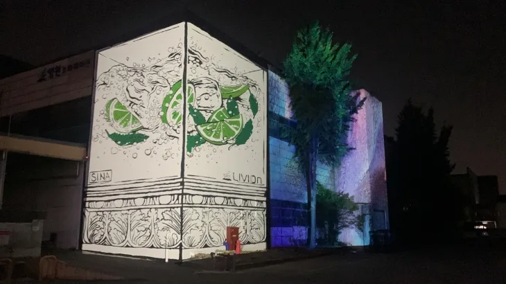 인천 남동국가산업단지 영원코퍼레이션 공장 벽면에 설치된 미디어파사드. 생산 제품인 탄산수 제조기를 모티브로 해 탄산수가 컵에 담기는 모습을 역동적으로 표현했다. 한국산업단지공단 제공