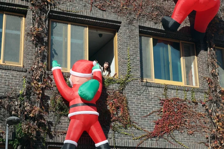 벽 타는 산타 보러 오세요