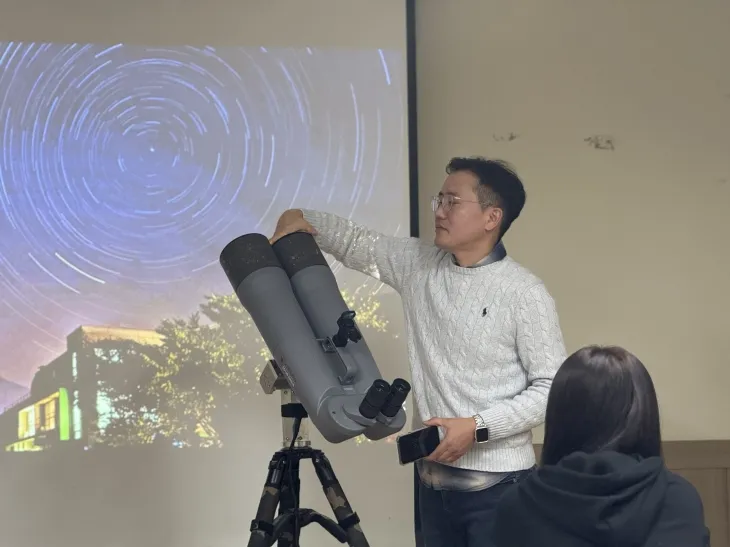 전남도가 지난달 29일 장성 별내리 체험마을에서 전남 사랑애(愛) 서포터스 천문관측 체험단을 운영하고 있다. 전남도 제공