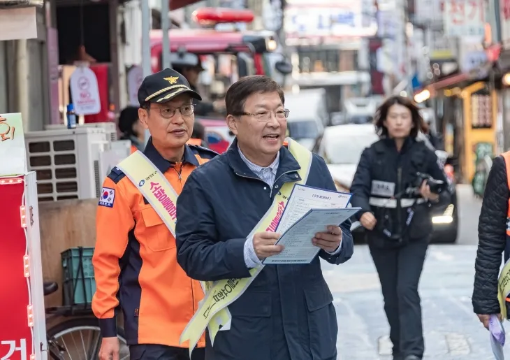 김경호(가운데) 서울 광진구청장이 화재로부터 안전한 전통시장을 만들기 위한 ‘소방 길 터 주기 훈련’에 참여하고 있다. 광진구 제공