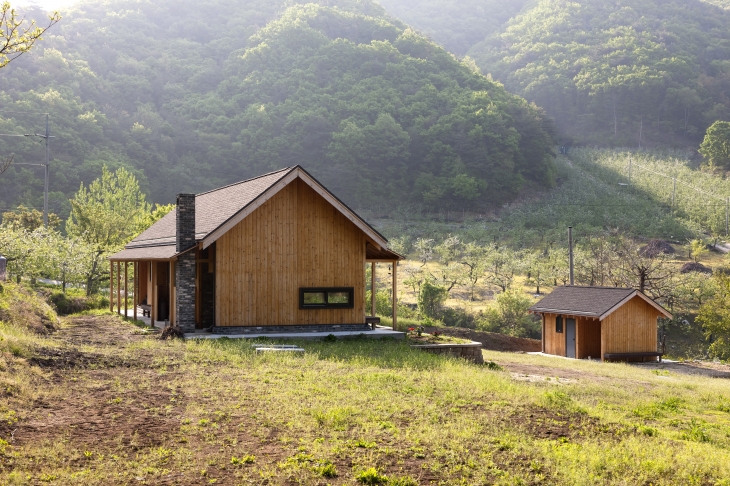 산을 좋아해 산 가까이에 자연과 어울리는 삶을 담아낸 ‘자기 앞의 집’. 옛 대청과 같은 역할을 하는 거실과 부엌을 넣고 양쪽 끝에 안방과 다실을 겸한 손님방을 두었다. 좌식으로 사용할 다실에는 앉았을 때 비로소 보이는 낮은 창을 냈고 담 대신 대문채를 두어 집의 영역을 암시했다.  박영채 제공