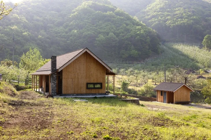 산을 좋아해 산 가까이에 자연과 어울리는 삶을 담아낸 ‘자기 앞의 집’. 옛 대청과 같은 역할을 하는 거실과 부엌을 넣고 양쪽 끝에 안방과 다실을 겸한 손님방을 두었다. 좌식으로 사용할 다실에는 앉았을 때 비로소 보이는 낮은 창을 냈고 담 대신 대문채를 두어 집의 영역을 암시했다.  박영채 제공