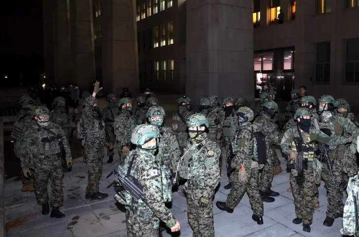 윤석열 대통령이 긴급 대국민 담화를 통해 비상계엄령을 발표한 가운데 4일 서울 여의도 국회 내부로 계엄군이 진입을 시도하고 있다. 2024.12.04 뉴시스