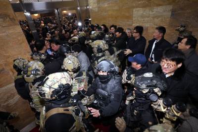 “그곳에 보좌진 있었다”…온몸으로 계엄군에 맞서다