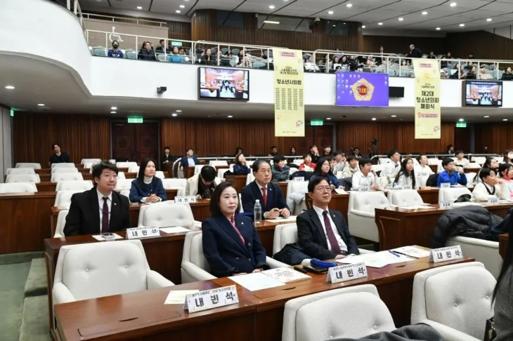 지난달 30일 서울시의회에서 열린 ‘제2대 청소년의회 폐회식’에 참석한 이새날 의원