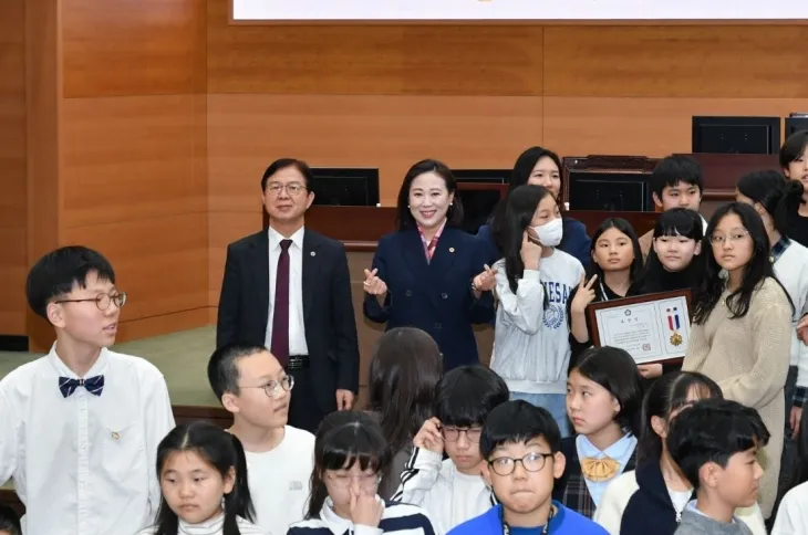 지난달 30일 서울시의회에서 열린 ‘제2대 청소년의회 폐회식’에 참석한 이새날 의원