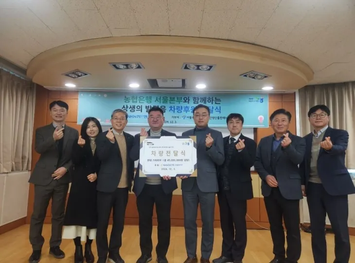 기념촬영 하는 박상혁 교육위원장(왼쪽 네 번째)