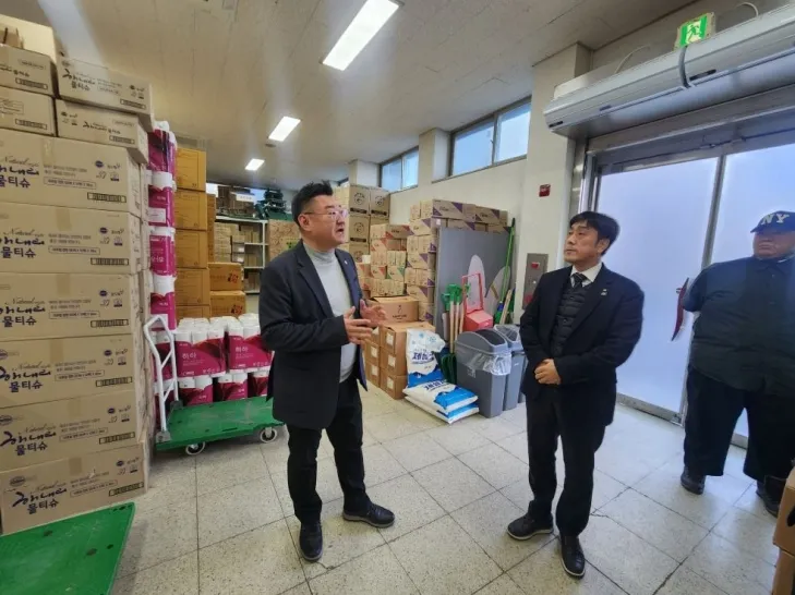 시설을 둘러보는 박상혁 교육위원장