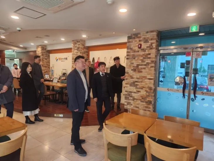 시설을 둘러보는 박상혁 교육위원장