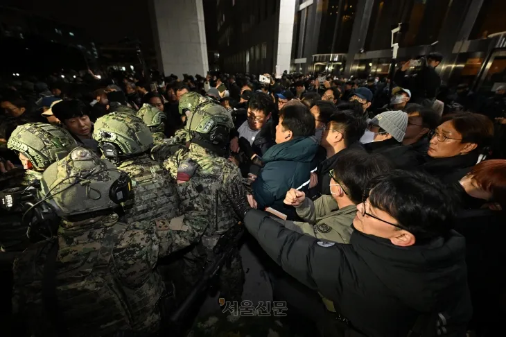 윤석열 대통령이 계엄령을 선포한 3일 군인들이 서울 여의도 국회에 모여있다. 2024.12.3. 도준석 전문기자