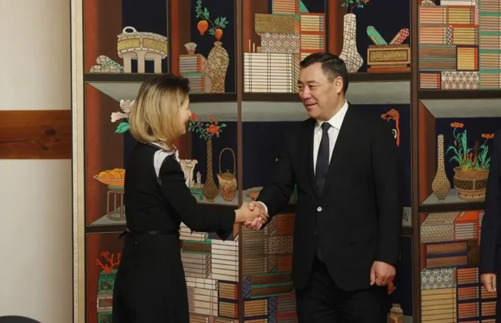 악수하는 아이수루 서울시의원(왼쪽)과 키르기즈공화국 사디르 자파로프 대통령