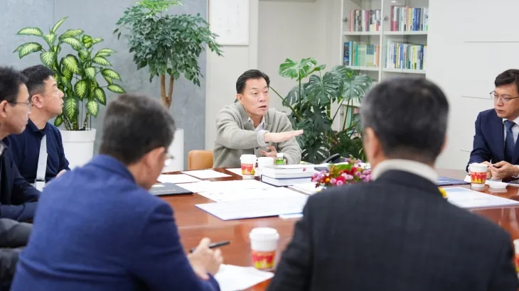 이재준 수원시장이 4일 오전 9시 집무실에서 긴급회의를 주재하고 있다. (수원시 제공)