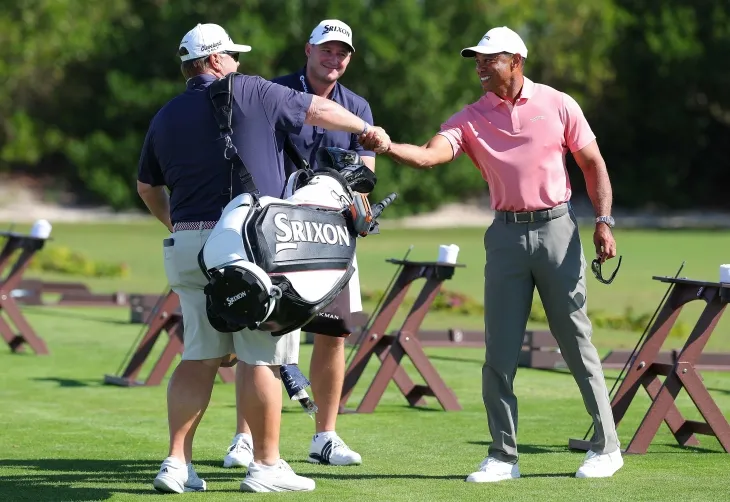 4일(한국시간) 타이거 우즈 재단이 주최하는 이벤트 대회인 ‘히어로 월드 챌린지’를 대회장인 바하마 나소의 올버니 골프 코스에 한 선수의 캐디와 악수하는 우즈(오른쪽). 나소 AFP 연합뉴스