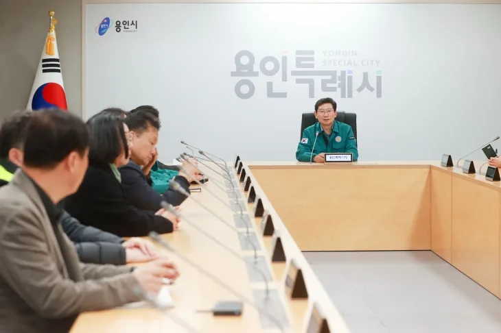 이상일 시장이 4일 새벽 대통령의 비상계엄 해제 담화 직후 시청 영상회의실에서 간부회의를 주재하고 있다.