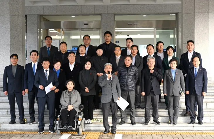 이상봉 제주도의회 의장을 비롯한 야당 도의원들도 이날 도의회 앞에서 계엄령 선포와 관련 기자회견을 열고 있다. 제주도의회 제공