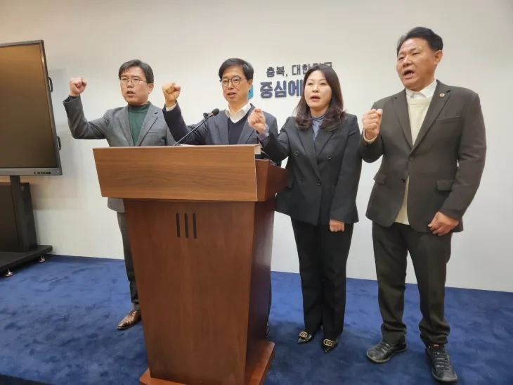 더불어민주당 충북도의회 의원단이 4일 윤석열 대통령의 퇴진을 촉구하고 있다. 남인우 기자