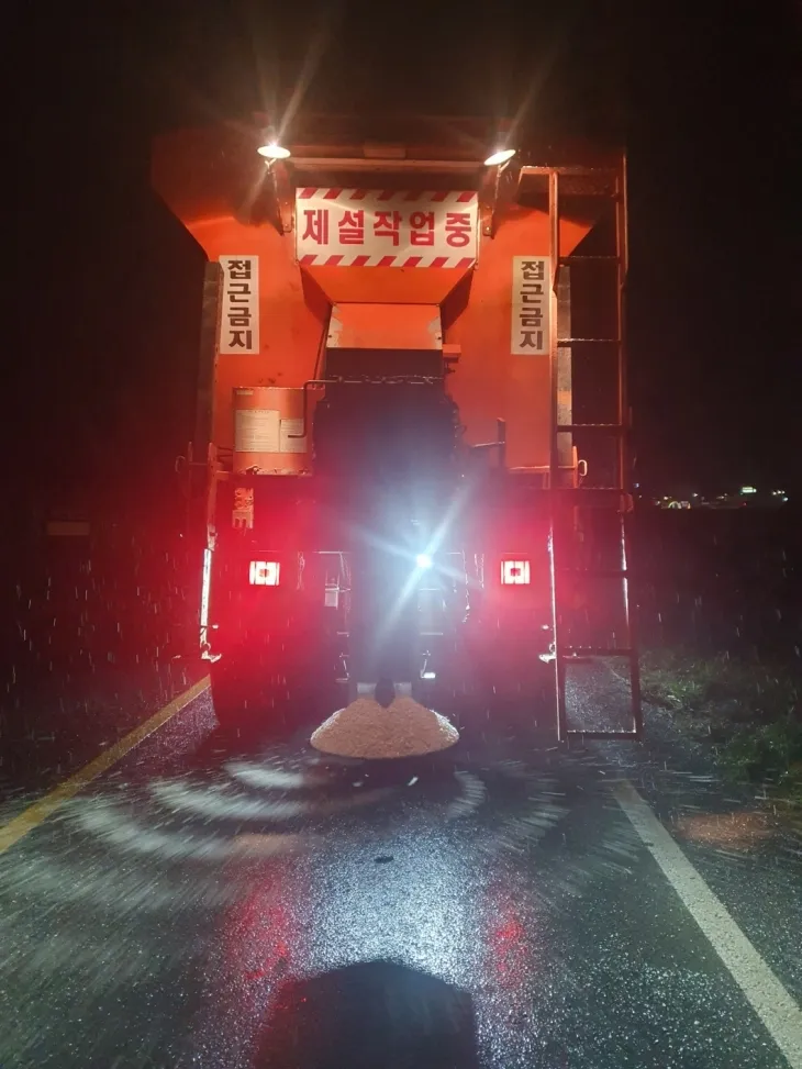 안성시청 장비가 제설작업을 하고 있다. (안성시 제공)