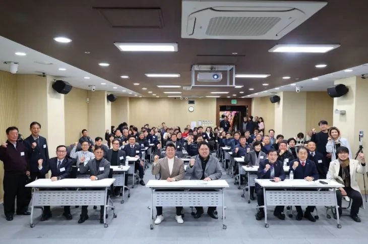 지난 3일 서울시의회 별관 제2대회의실에서 개최된 ‘전통시장 및 상점가 활성화 미래전략 포럼’에 참석한 김용호 의원(맨앞줄 오른쪽 두 번째)이 서울시의회 여야 대표의원을 비롯한 참석자들과 단체기념촬영을 하고 있다.