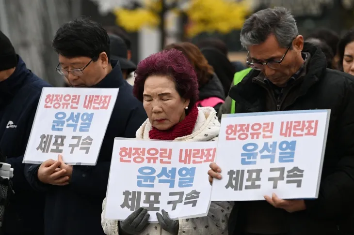 4일 오전 광주 동구 5·18민주광장에서 ‘헌정 유린, 내란 수괴 윤석열 체포·구속 촉구 광주시민비상시국대회’가 열리고 있다. 2024.12.4. 뉴시스