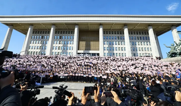 4일 서울 여의도 국회 본청 앞 계단에서 야당 의원들이 ‘윤석열 대통령 사퇴촉구 탄핵추진 비상시국대회’에서 윤석열 대통령을 규탄하고 있다. 2024.12.4안주영 전문기자