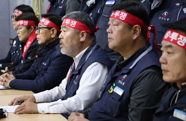 김동명(오른쪽 세 번째) 한국노총 위원장이 지난 4일 오후 서울 여의도 한국노총에서 열린 109차 중앙집행위원회를 마친 뒤 윤석열 대통령의 퇴진 촉구하는 기자회견문을 읽고 있다. 연합뉴스