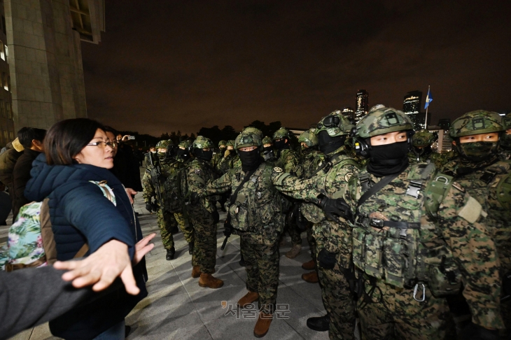 국회 진입 시도하는 계엄군