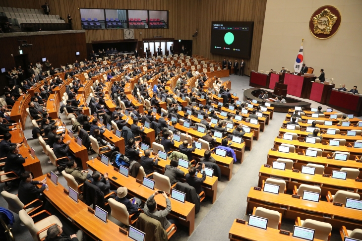 윤석열 대통령이 비상계엄령을 선포한 가운데 4일 새벽 서울 여의도 국회 본회의장에서 열린 본회의에서 비상계엄 해제 요구 결의안이 통과되고 있다. .2024.12.4 뉴스1