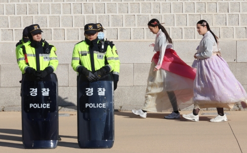 윤석열 대통령의 한밤 긴급 비상계엄 선포에 긴장했던 국내 기업들은 향후 대응책 마련에 분주한 모습이다. 여행업계에서는 인바운드(외국인의 한국 여행) 수요의 변동 상황도 예의주시하고 있다. 영국 외무부는 홈페이지의 여행 권고사항에서 한국에 대해 주의 문구를 추가했다. 사진은 4일 경복궁을 찾은 외국인들 모습.  연합뉴스