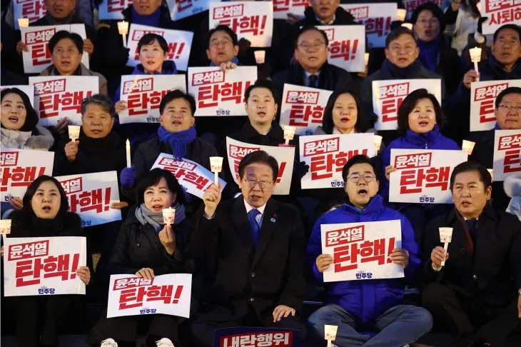 4일 오후 서울 여의도 국회에서 열린 ‘윤석열 대통령 사퇴촉구 탄핵추진 범국민 촛불문화제에서 더불어민주당 이재명 대표, 박찬대 원내대표를 비롯한 의원, 참석 시민들이 구호를 외치고 있다. 연합뉴스