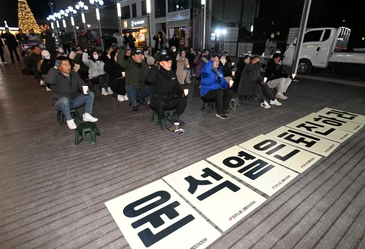 강릉지역 노동 및 시민단체, 정당 등이 참여하고 있는 ‘불법계엄 내란죄 윤석열탄핵 강릉비상행동’의 회원과 시민들이 4일 오후 강릉 월화거리에서 윤석열 대통령 탄핵을 요구하는 촛불집회를 열고 있다. 2024.12.4. 연합뉴스