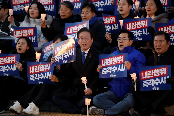 이재명 더불어민주당 대표가 4일 오후 서울 여의도 국회 본청 앞 계단에서 열린 윤석열 대통령 사퇴촉구ㆍ탄핵 추진 범국민 촛불문화제에서 참가자들과 함께 촛불을 들고 구호를 외치고 있다. 뉴스1