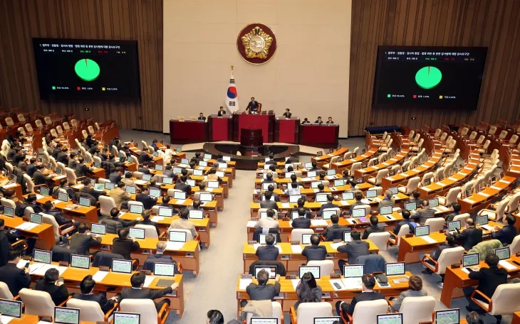 우원식 국회의장이 5일 오전 서울 여의도 국회에서 열린 제418회 국회(정기회) 제16차 본회의에서 법무부 검찰청 검사의 헌법·법령위반 등 관련 감사원에 대한 감사요구안 가결을 선언하고 있다. 이날 국민의힘은 표결에 불참했다. 2024.12.05. 뉴시스