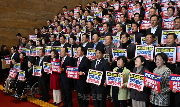 추경호 국민의힘 원내대표 및 의원들이 5일 서울 여의도 국회 로텐더홀 계단에서 더불어민주당의 감사원장과 검사들에 대한 탄핵 추진을 규탄하고 있다. 2024.12.5 오장환 기자