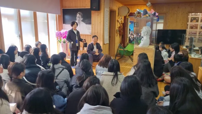 최근 해산토굴에서 한승원 작가의 강의를 듣고 있는 광주 고3 학생들. 광주시교육청 제공